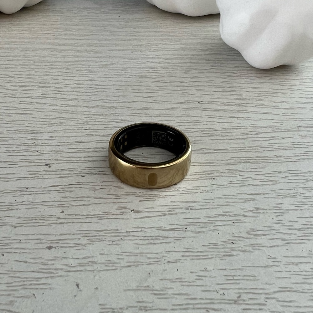 Gently Used Oura Ring - GOLD, SIZE 8, HERITAGE STYLE - Picture 8 of 9